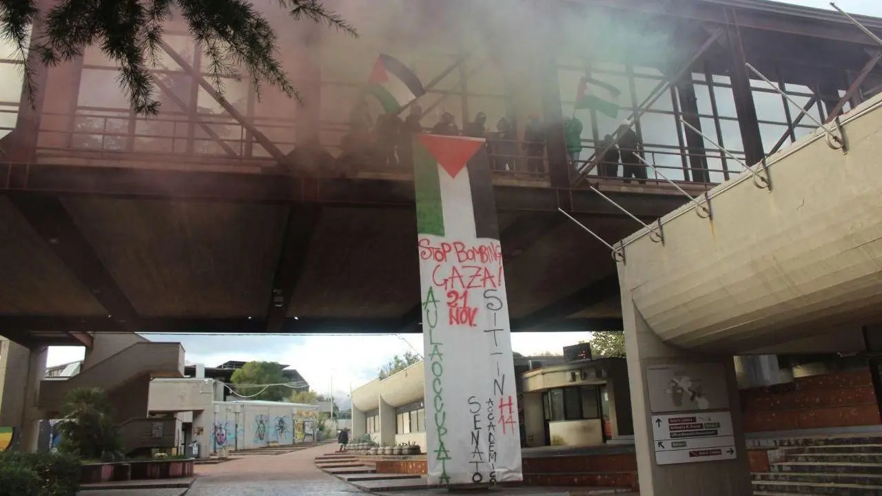 Unical, studenti occupano l’aula Caldora a sostegno del popolo palestinese: «Fermiamo il massacro di civili»