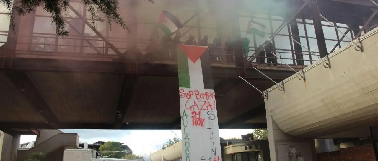 Unical, studenti occupano l’aula Caldora a sostegno del popolo palestinese: «Fermiamo il massacro di civili»