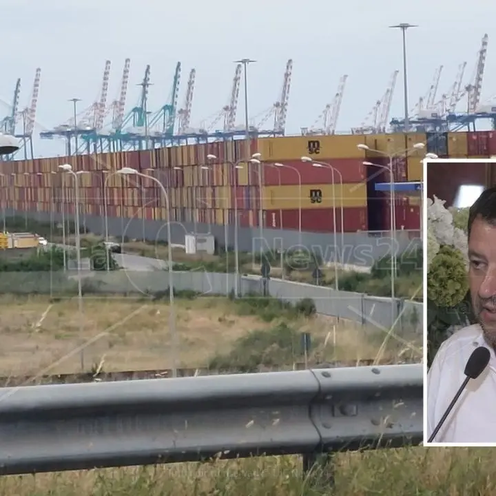 Salvini al Porto di Gioia: «Tasse avvantaggiano i Paesi extraeuropei, c’è qualcuno a Bruxelles che fa i loro interessi»