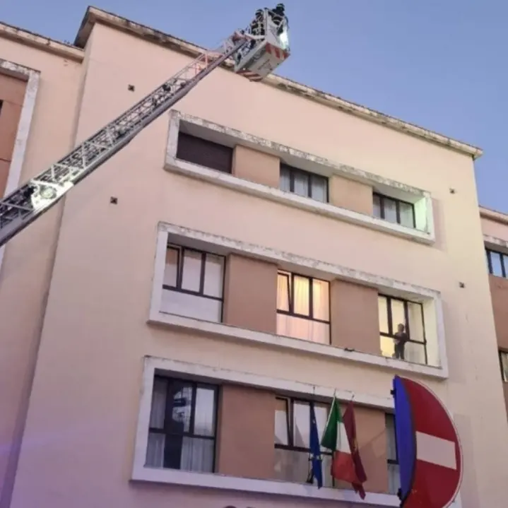 Catanzaro, cadono calcinacci e parti di intonaco dal palazzo della Questura: vigili del fuoco sul posto