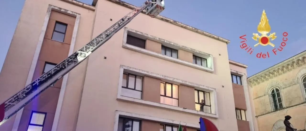 Catanzaro, cadono calcinacci e parti di intonaco dal palazzo della Questura: vigili del fuoco sul posto