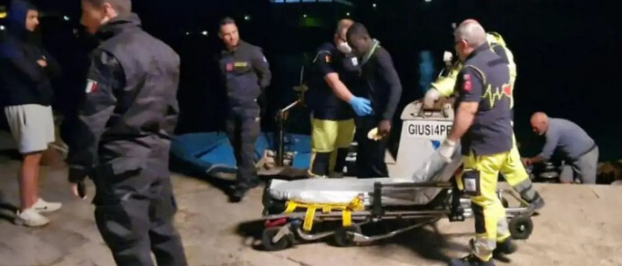 Naufragio a Lampedusa, una bimba di 2 anni muore sulla motovedetta che la stava portando a riva