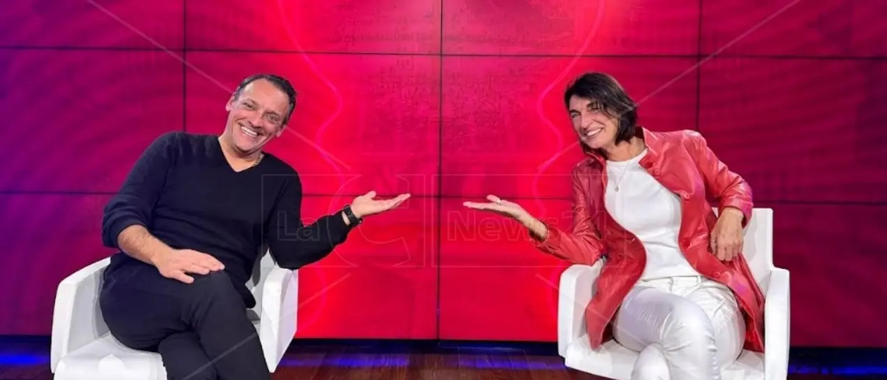 «Sono serio solo quando faccio ridere», Antonello Costa si racconta a Vis-à-vis