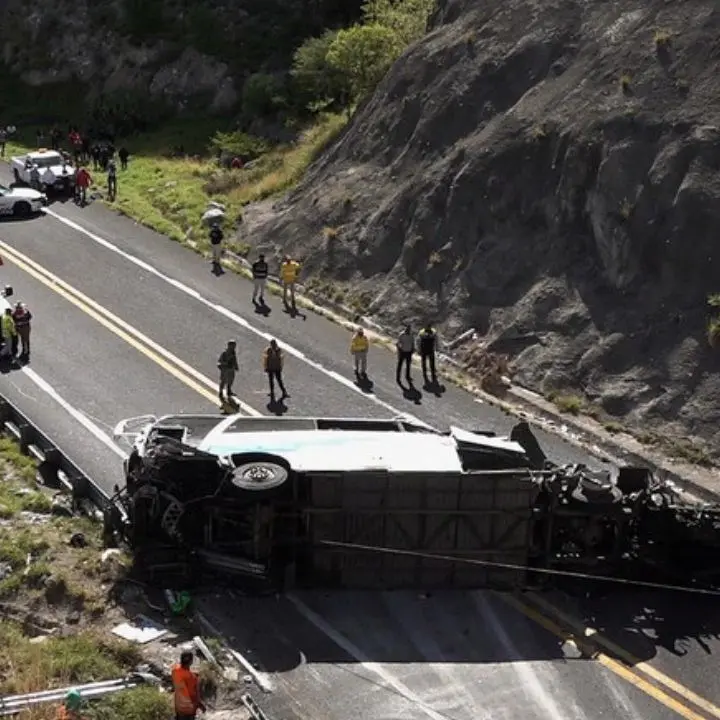 Drammatico incidente in Messico, autobus si ribalta su un’autostrada: 12 morti e 58 feriti