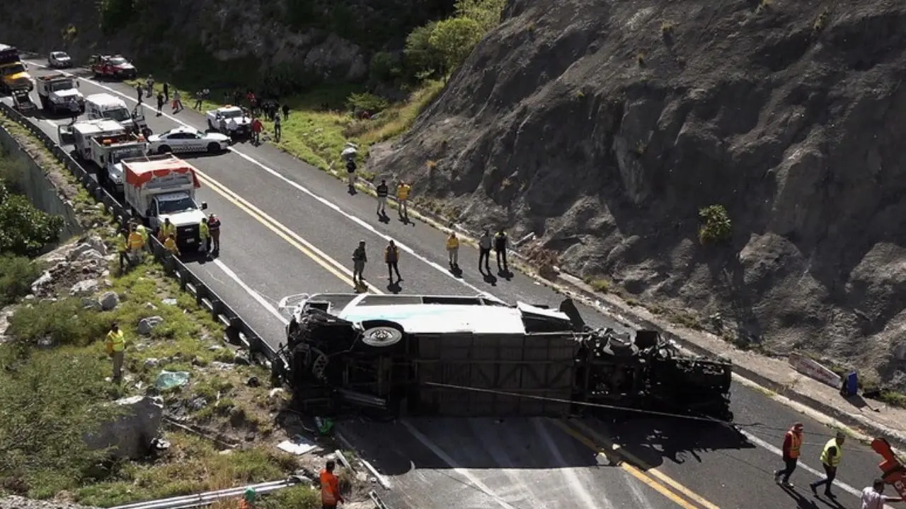 Drammatico incidente in Messico, autobus si ribalta su un’autostrada: 12 morti e 58 feriti