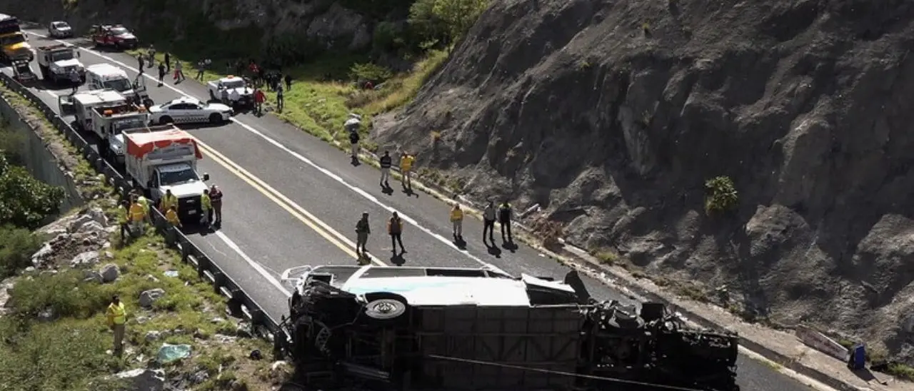 Drammatico incidente in Messico, autobus si ribalta su un’autostrada: 12 morti e 58 feriti