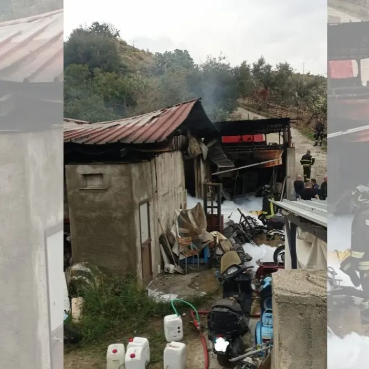 Incendio a Reggio Calabria, danneggiato un capannone in località Pietrastorta