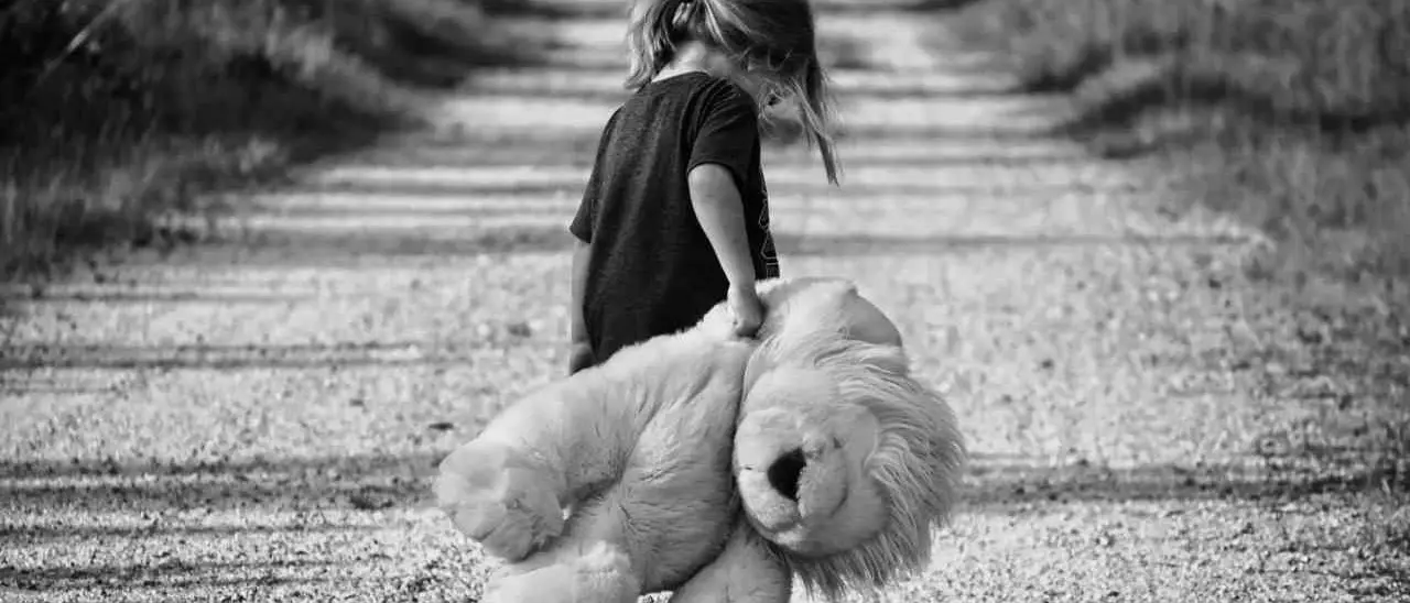 “Papà ha ucciso mamma”, l’inferno degli orfani dei femminicidi: «In Calabria non si sa neanche quanti sono»