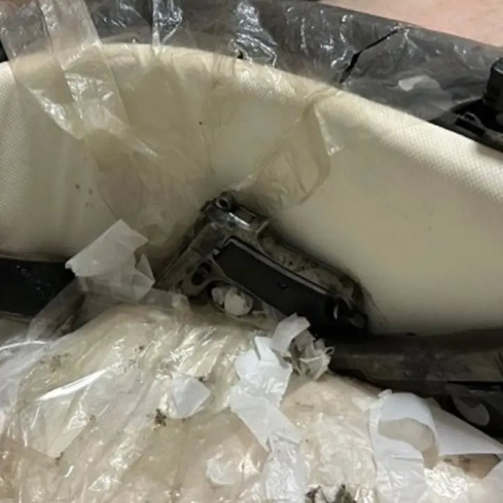 Vasta operazione della polizia nel quartiere Fondo Gesù: trovate armi nascoste in un passeggino e 4 chili di droga
