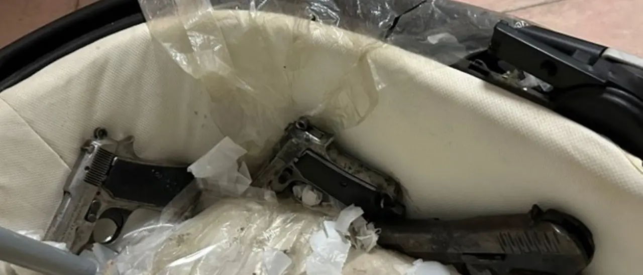 Vasta operazione della polizia nel quartiere Fondo Gesù: trovate armi nascoste in un passeggino e 4 chili di droga