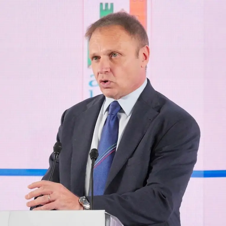 Il ministro Lollobrigida: tra treni in ritardo, fermate speciali e “il gelo” degli alleati