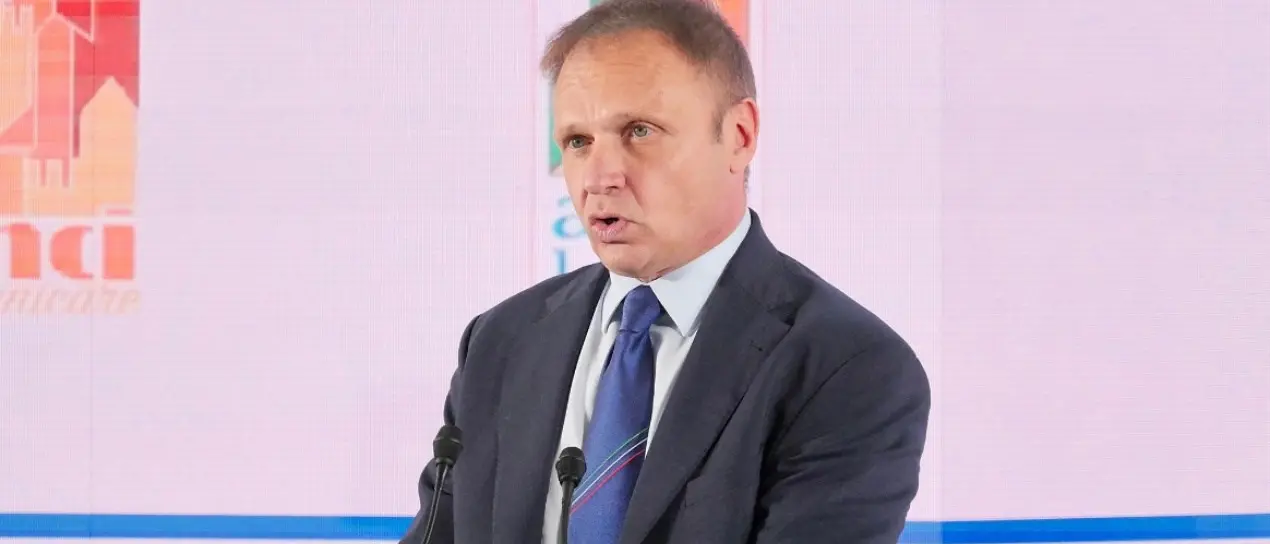 Il ministro Lollobrigida: tra treni in ritardo, fermate speciali e “il gelo” degli alleati