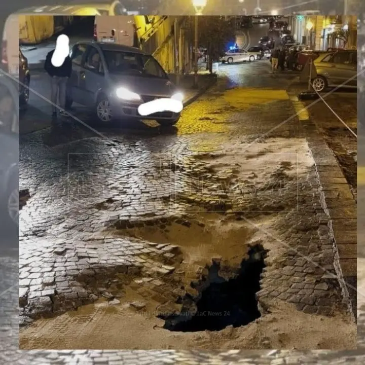 Si apre una voragine nel centro storico di Corigliano, auto resta incastrata