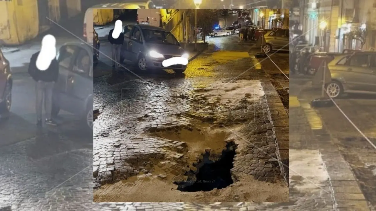 Si apre una voragine nel centro storico di Corigliano, auto resta incastrata