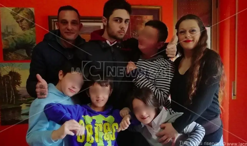 «Esplosione della batteria del pc portatile»: la perizia sull’incendio a Catanzaro di casa Corasoniti in cui morirono tre fratelli