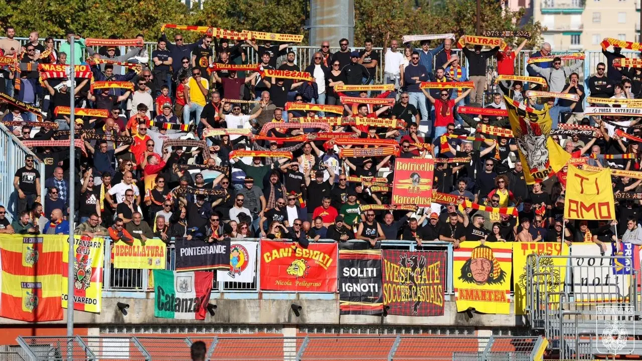 Catanzaro-Cosenza, gli ultras chiamano a raccolta il popolo giallorosso per l’ultimo allenamento prima del derby