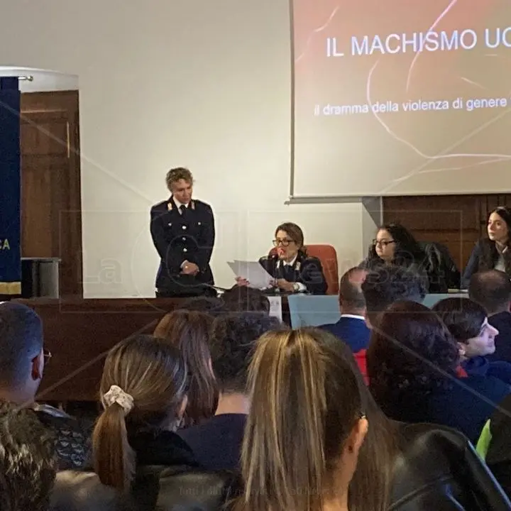 Roccella Jonica, l’istituto Mazzone e la polizia di Stato fanno lezione contro la violenza di genere