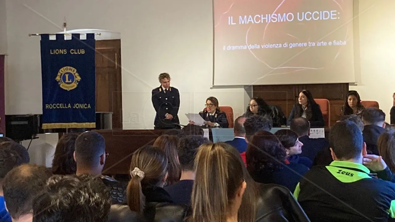 Roccella Jonica, l’istituto Mazzone e la polizia di Stato fanno lezione contro la violenza di genere