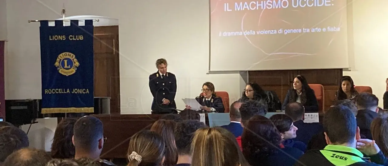 Roccella Jonica, l’istituto Mazzone e la polizia di Stato fanno lezione contro la violenza di genere