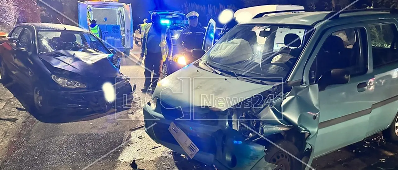 Incidente nel Cosentino, scontro frontale tra due auto sulla statale 107: lievi conseguenze per i conducenti