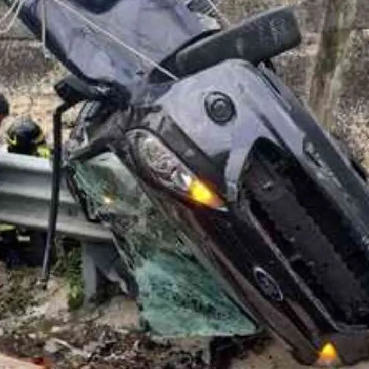 Auto si ribalta sull’A1 e finisce infilzata dal guardrail: muore una 21enne calabrese che viaggiava con il padre