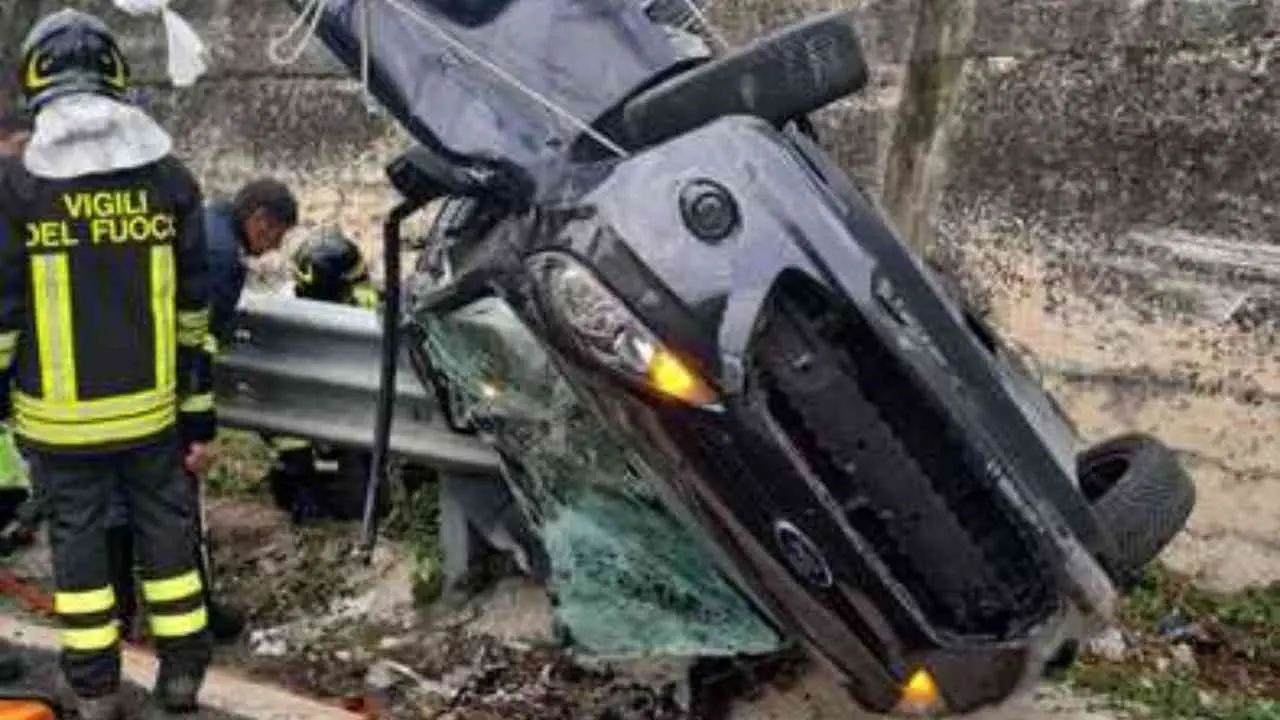 Auto si ribalta sull’A1 e finisce infilzata dal guardrail: muore una 21enne calabrese che viaggiava con il padre