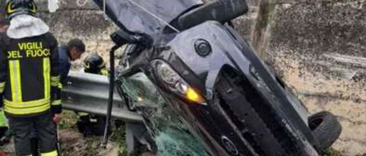 Auto si ribalta sull’A1 e finisce infilzata dal guardrail: muore una 21enne calabrese che viaggiava con il padre