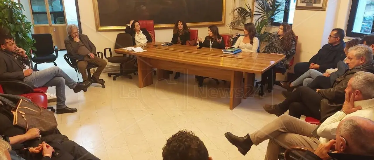 Riutilizzo delle Ferrovie Taurensi, l’assessore regionale Staine avvia confronto con i sindaci della Piana