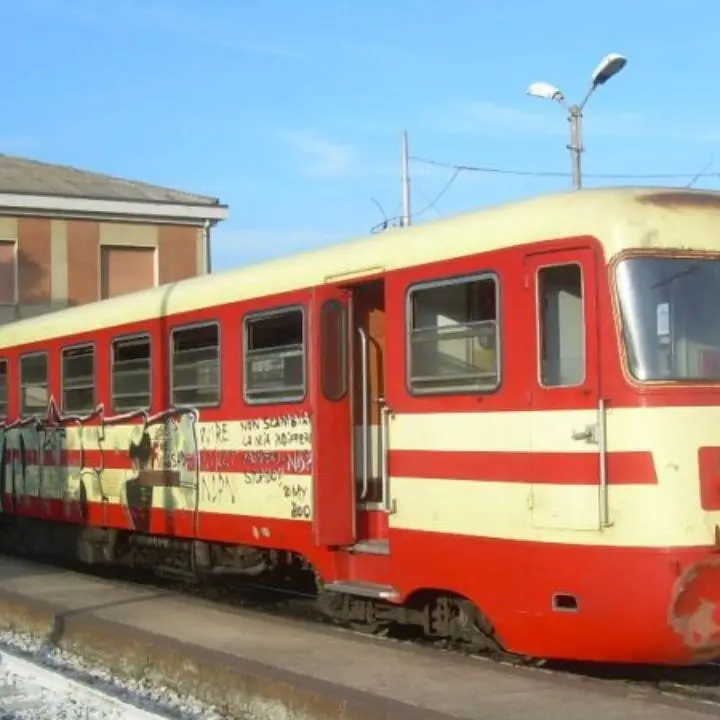 Ferrovie Taurensi, la Regione vuole farne un percorso ciclopedonale ma c’è chi non ci sta: «Meglio la metro di superficie»