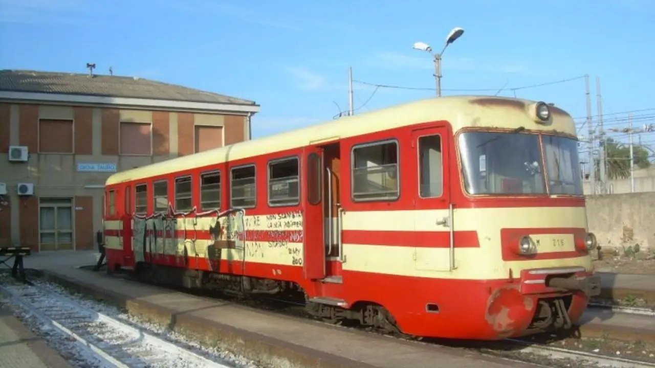 Ferrovie Taurensi, la Regione vuole farne un percorso ciclopedonale ma c’è chi non ci sta: «Meglio la metro di superficie»