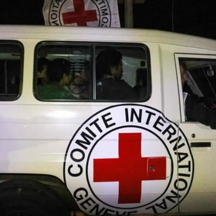 Guerra in Medio Oriente, liberati da Hamas 17 ostaggi tra cui 9 bambini: sono già in Israele