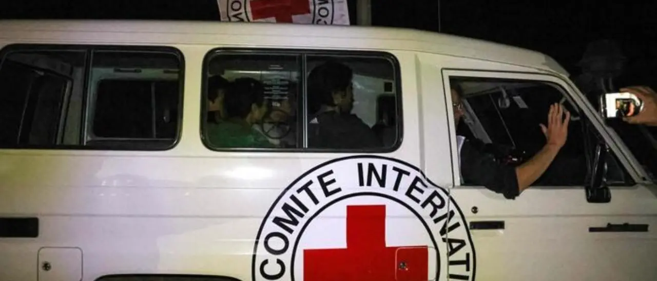 Guerra in Medio Oriente, liberati da Hamas 17 ostaggi tra cui 9 bambini: sono già in Israele