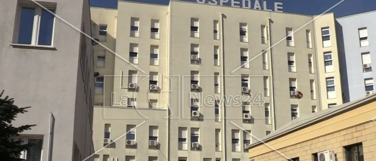 Caldo d’estate e gelo d’inverno, la mancanza di climatizzatori all’ospedale di Crotone fa scattare l’emergenza