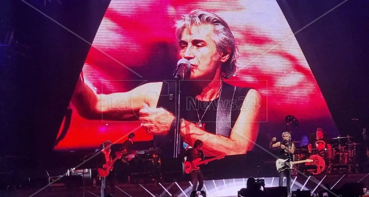 Reggio Calabria, Ligabue infiamma il PalaCalafiore: fan in delirio per un viaggio in trent’anni di musica