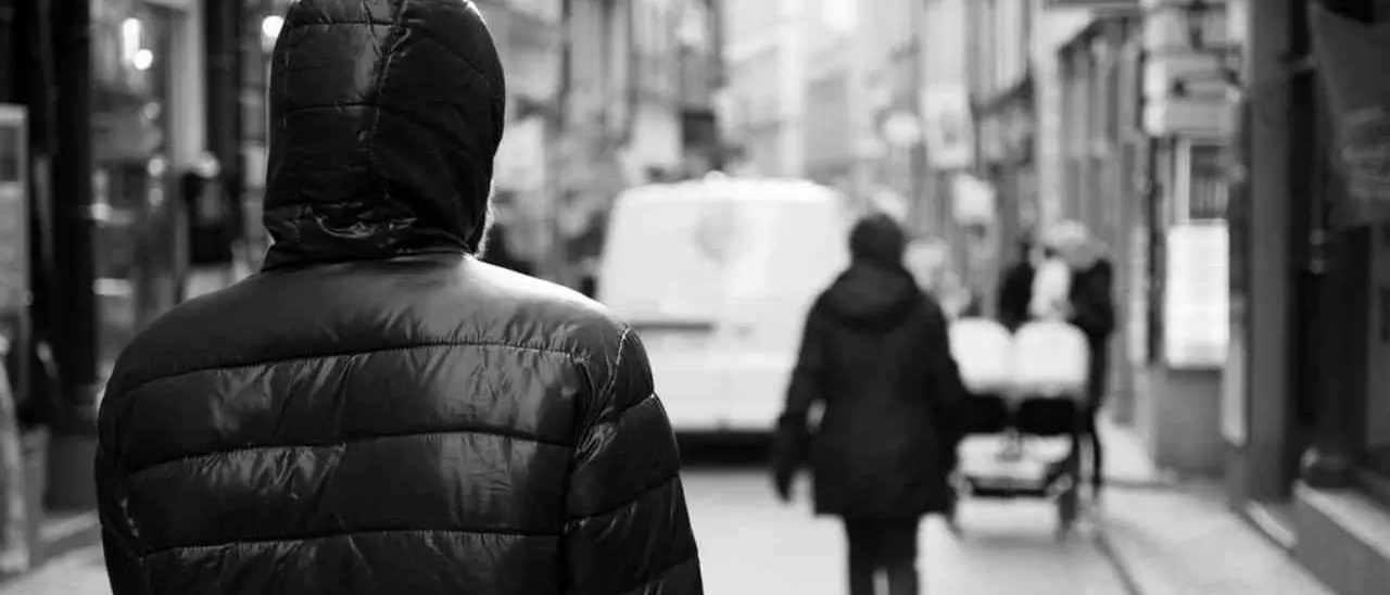 Accusato di stalking si taglia il braccialetto elettronico in diretta Facebook e minaccia la ex moglie: arrestato