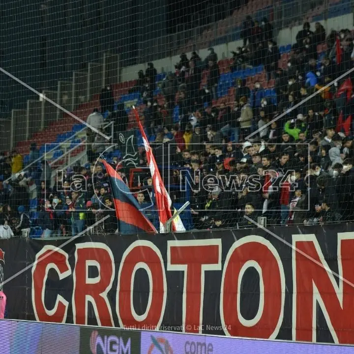 Lanciarono petardi in campo durante la partita Benevento-Crotone: daspo per due tifosi pitagorici