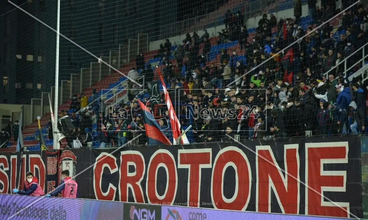 Lanciarono petardi in campo durante la partita Benevento-Crotone: daspo per due tifosi pitagorici