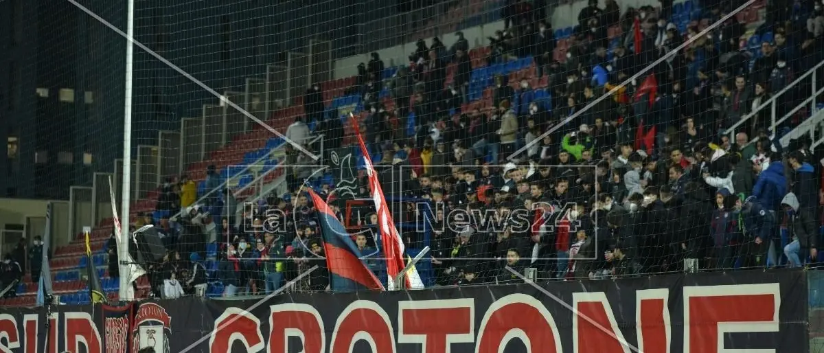 Lanciarono petardi in campo durante la partita Benevento-Crotone: daspo per due tifosi pitagorici