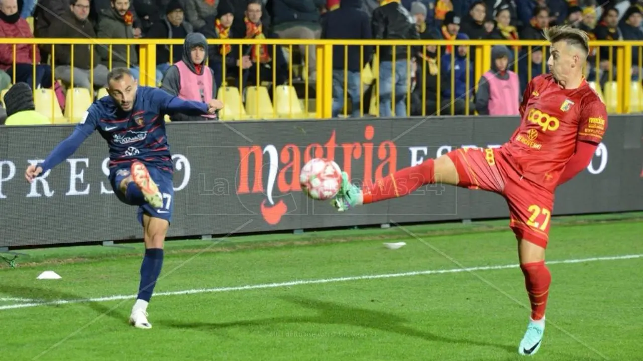 Cosenza calcio, Martino un raggio di luce in mezzo alla tempesta: il terzino l’ultimo ad arrendersi a Catanzaro