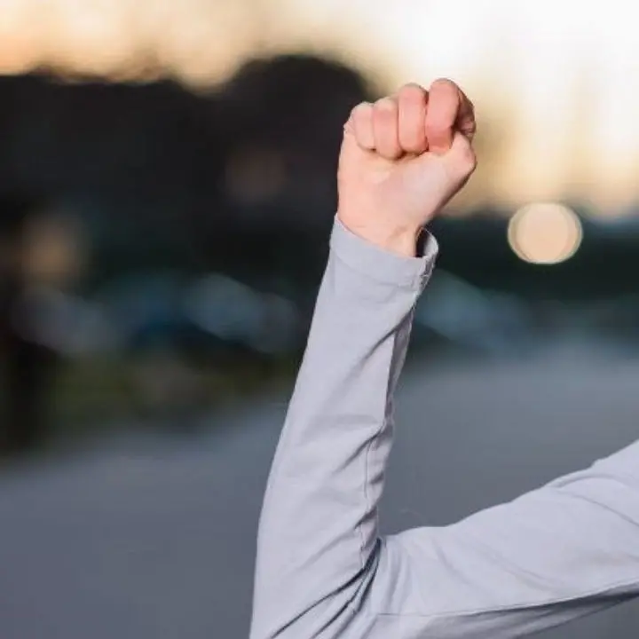 Salvano la mamma dalle violenze del padre: era stata lei a insegnare alle bimbe il segnale per chiedere aiuto