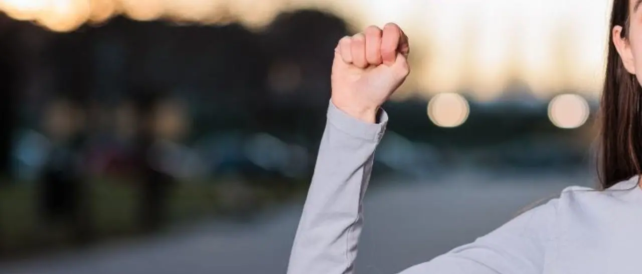 Salvano la mamma dalle violenze del padre: era stata lei a insegnare alle bimbe il segnale per chiedere aiuto