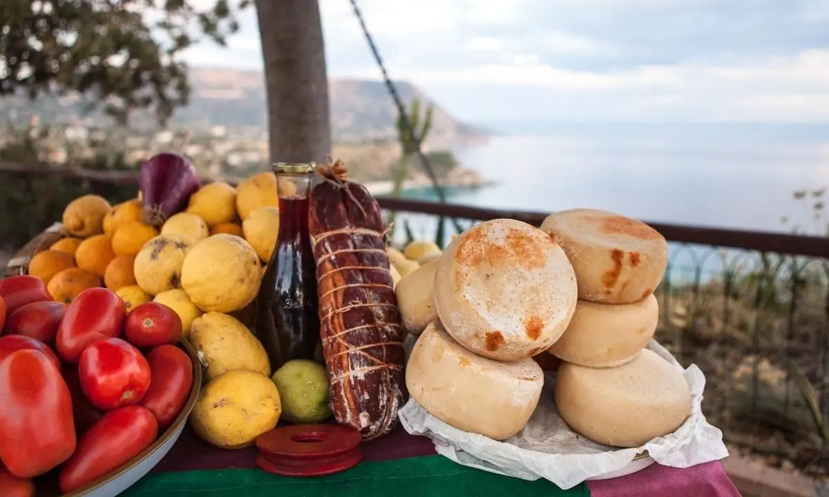 Ospitalità e buon cibo, a Vibo Valentia la presentazione della guida Osterie d’Italia 2024