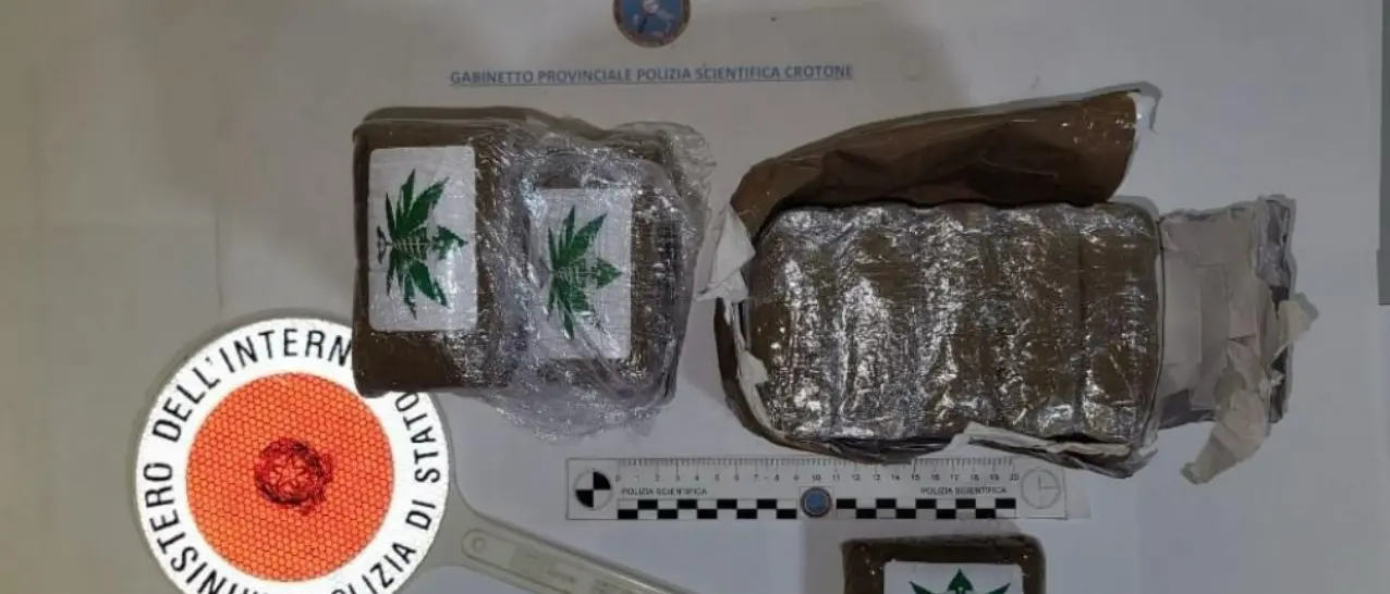 Spaccio a Crotone, blitz nel quartiere Fondo Gesù: due arresti e sequestro di 2,3 chili di droga