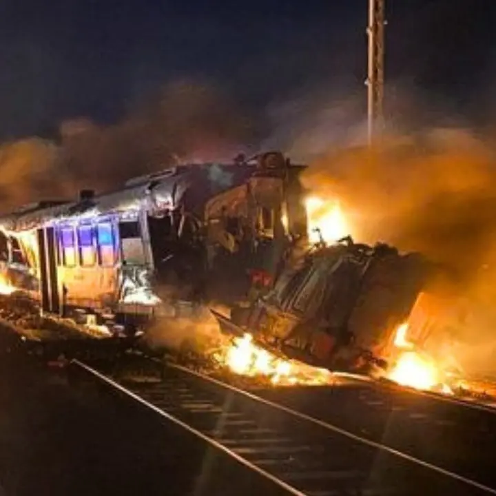 Tragedia sui binari a Corigliano Rossano, sotto sequestro il tratto ferroviario e i due mezzi coinvolti