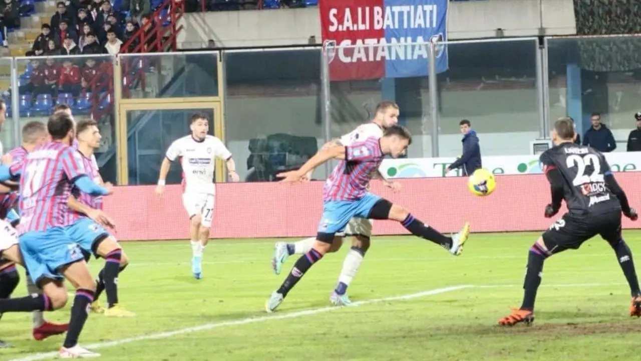 Scintille di Coppa Italia tra Catania e Crotone: passano i siciliani ai rigori per 6-5