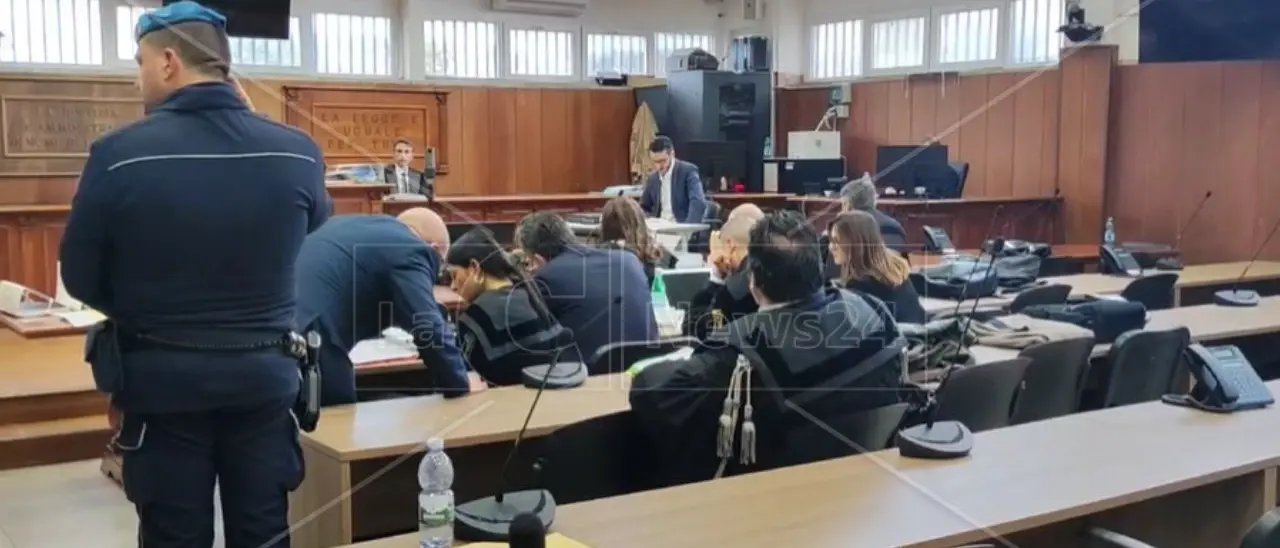 Strage di Cutro, sotto processo solo i 4 presunti scafisti e niente risarcimenti di Stato. Prossime udienze a gennaio e febbraio