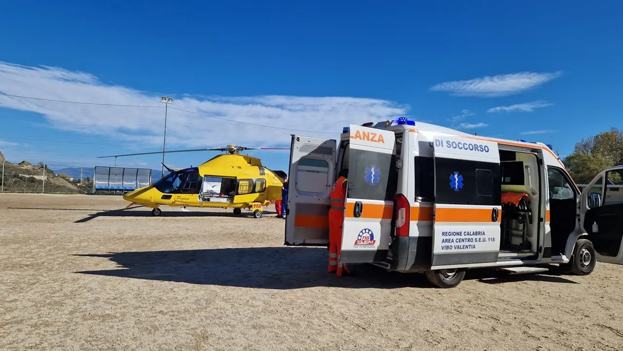 Grave incidente a Vibo, auto investe pedone: trasportato d’urgenza in ospedale a Catanzaro