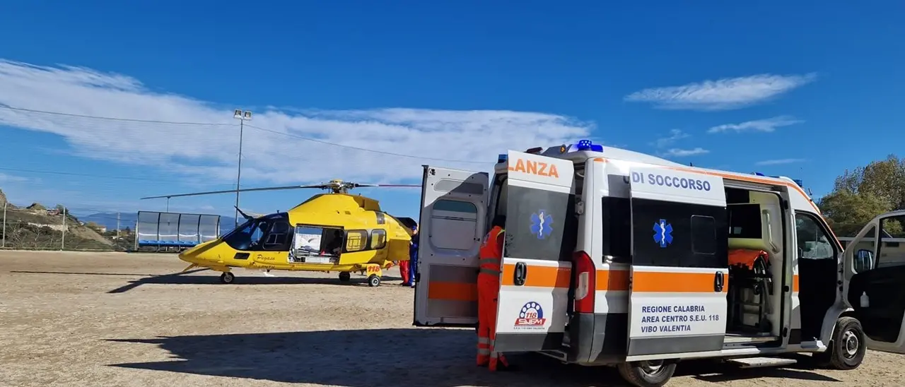 Grave incidente a Vibo, auto investe pedone: trasportato d’urgenza in ospedale a Catanzaro