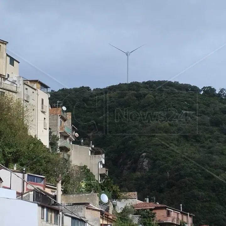 Anche nella Locride ora girano le pale: il primo impianto eolico domina un paesaggio inalterato da secoli