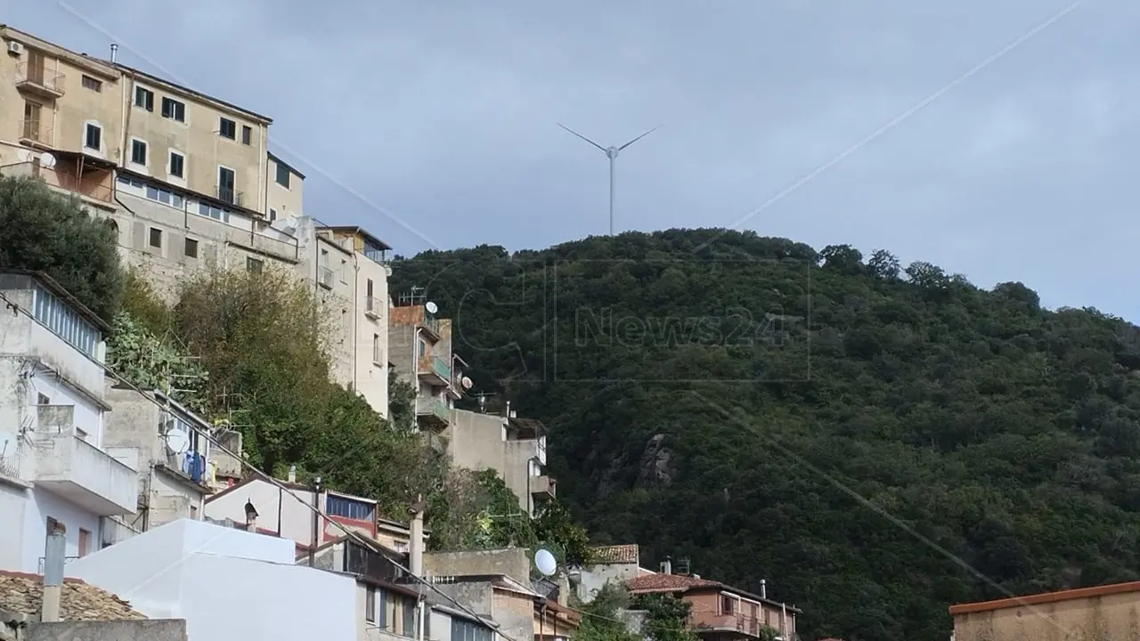 Anche nella Locride ora girano le pale: il primo impianto eolico domina un paesaggio inalterato da secoli